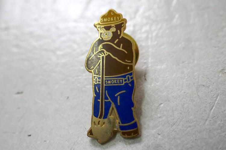 スモーキーベア SMOKEY BEAR クマ スコップ ピンバッジ ピンズ アメリカ 森林火災防止 キャラクター ファッションアクセサリー　小物