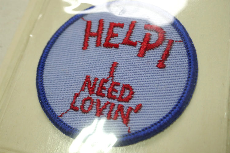 HELP I NEED LOVIN' 私に愛情を! 1970y アメリカンジョーク メッセージ付きヴィンテージ ワッペン パッチ 刺繍 デッドストック USA