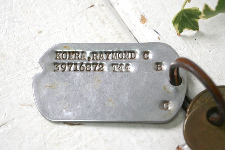 KOMRA RAYMOND C ミリタリー T44 ノッチ ドッグタグ ヴィンテージ キーホルダー 第二次世界大戦 真鍮製 キー２本付き
