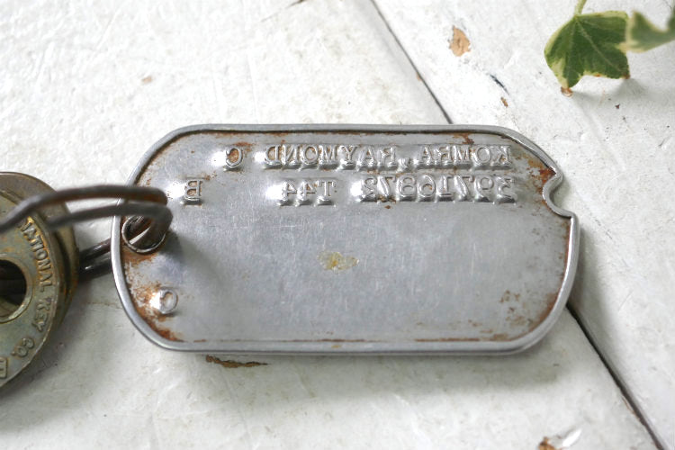 KOMRA RAYMOND C ミリタリー T44 ノッチ ドッグタグ ヴィンテージ キーホルダー 第二次世界大戦 真鍮製 キー２本付き