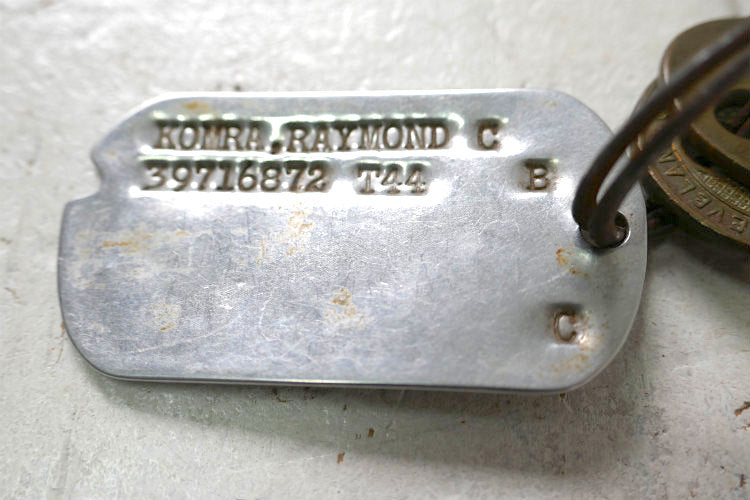 KOMRA RAYMOND C ミリタリー T44 ノッチ ドッグタグ ヴィンテージ キーホルダー 第二次世界大戦 真鍮製 キー２本付き