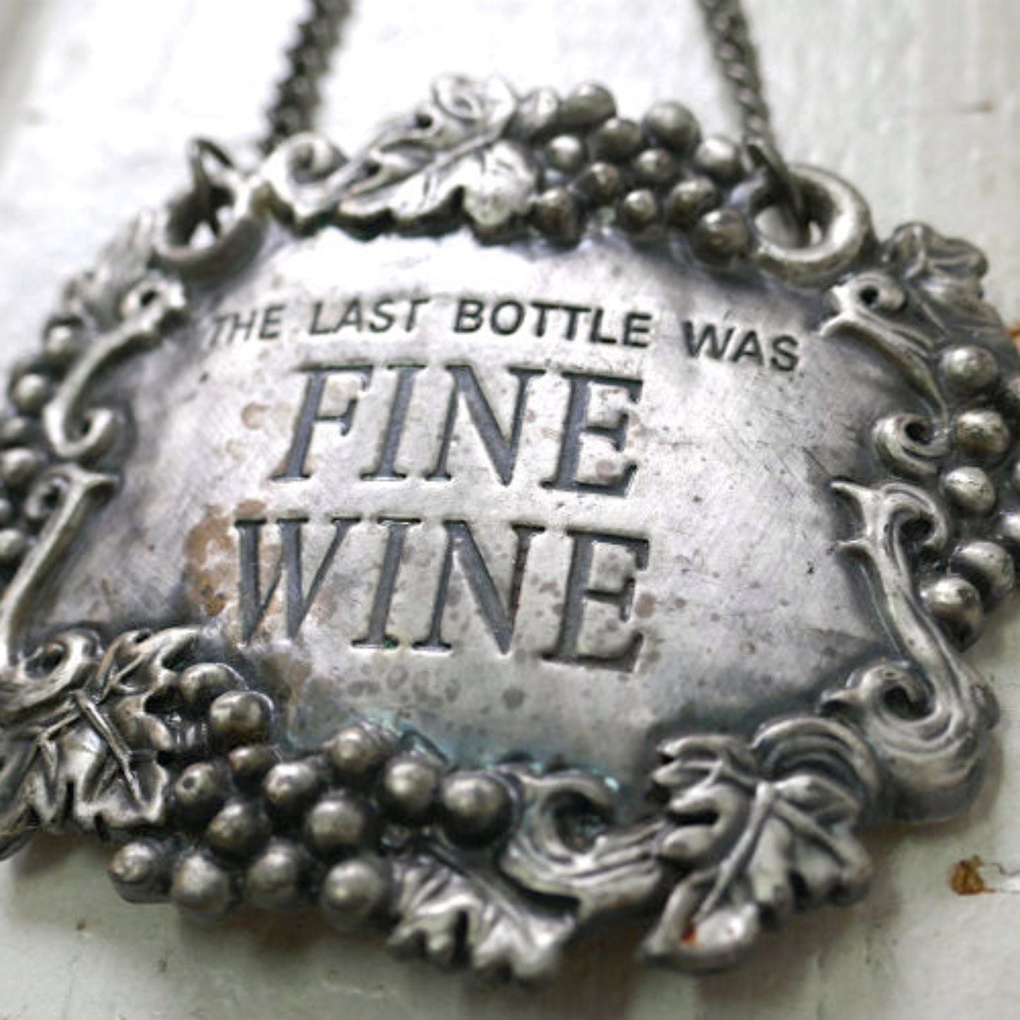 GANZ The Last Bottle Was FINE WINE 葡萄モチーフ ピューター製 ワインボトル ヴィンテージ 吊り下げサイン タグ