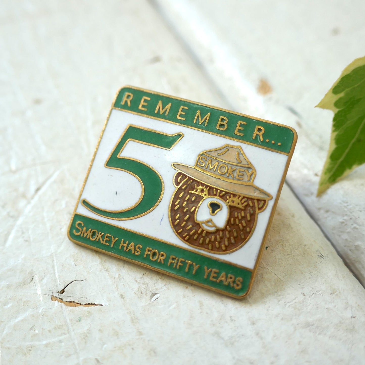 スモーキーベア SMOKEY BEAR 50周年記念 クマ ヴィンテージ ピンバッジ ピンズ　森林火災キャラクター USA