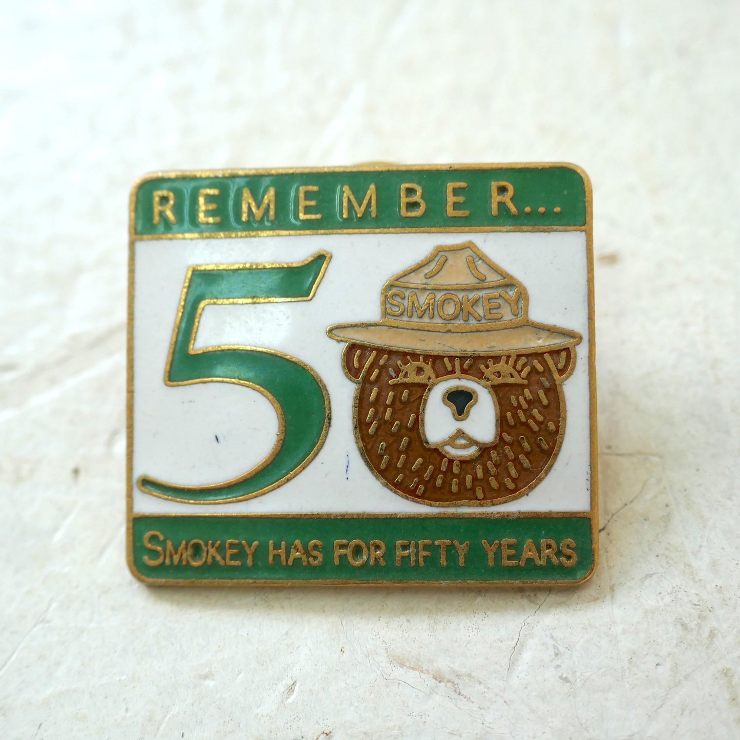 スモーキーベア SMOKEY BEAR 50周年記念 クマ ヴィンテージ ピンバッジ ピンズ　森林火災キャラクター USA