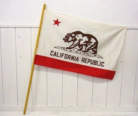 木製ポール付き・大きなヴィンテージ・カリフォルニア州旗/グリズリー/フラッグ USA