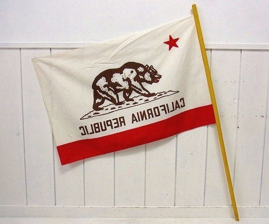 木製ポール付き・大きなヴィンテージ・カリフォルニア州旗/グリズリー/フラッグ USA