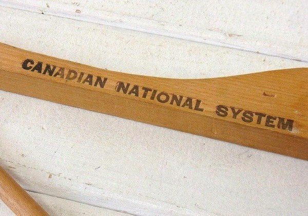 【CANADIAN NATIONAL SYSTEM】文字入り・アンティーク・木製ハンガー USA