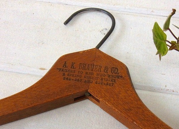 ノスタルジックな文字入り・アンティーク・木製ハンガー USA