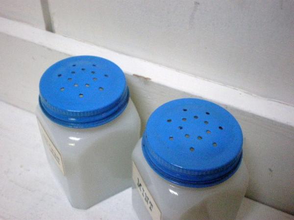 【MINT&BAY LEAF】USA・ミルクガラス製・アンティーク・スパイスボトル2個セット