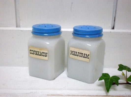 【CINNAMON&MARJORA】USA・ミルクガラス製・アンティーク・スパイスボトル2個セット