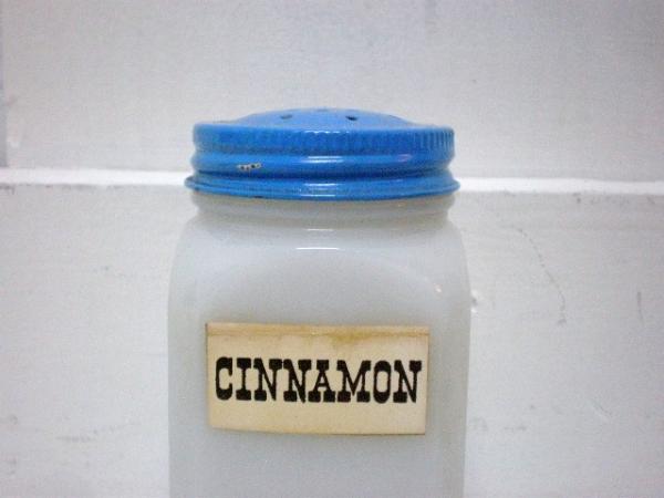 【CINNAMON&MARJORA】USA・ミルクガラス製・アンティーク・スパイスボトル2個セット
