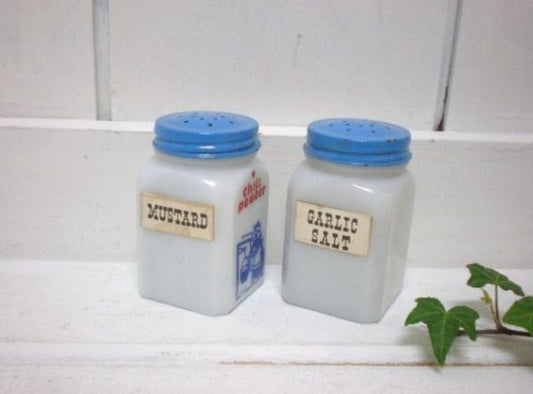 USA　ミルクガラス製・アンティーク・スパイスボトル2個セット