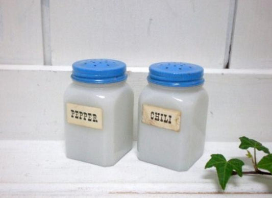 【PEPPER&CHILI】USA・ミルクガラス製・アンティーク・スパイスボトル2個セット