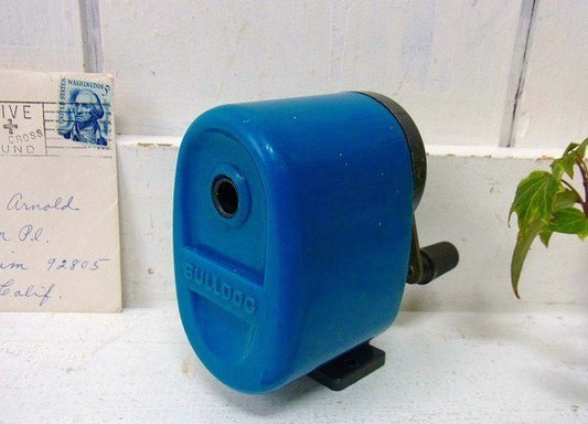 【BULLDOG】ブルーの小さなヴィンテージ・ペンシルシャープナー/鉛筆削り　USA