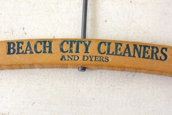 【BEACH CITY CLEANERS】クリーニング店のヴィンテージ・木製ハンガー USA