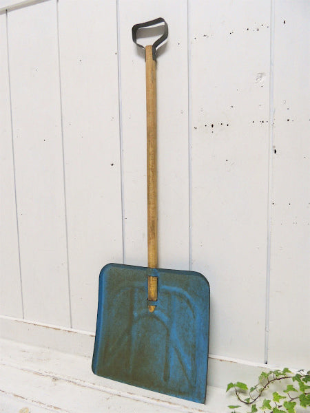 【スノーシャベル】木製×ティン製・ ロングハンドル・シャビーなヴィンテージ・雪かきスコップ/シャベル