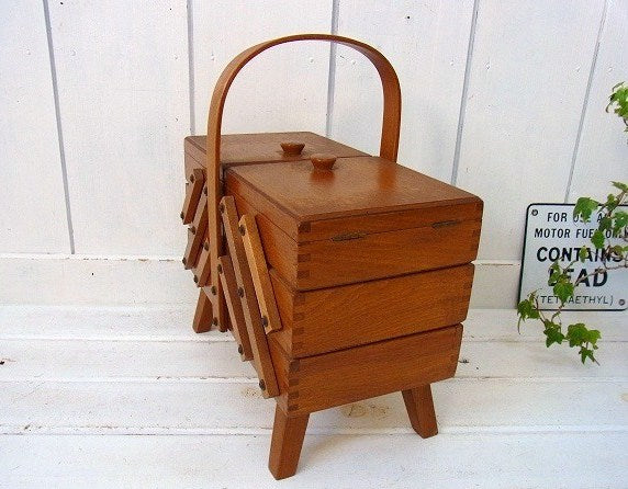 ルーマニア製・脚付き・木製アンティーク・ソーイングボックス・裁縫箱