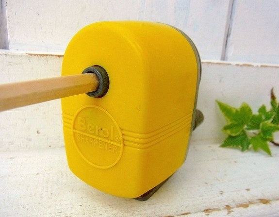 【Berol】イエローの小さなヴィンテージ・ペンシルシャープナー/鉛筆削り USA