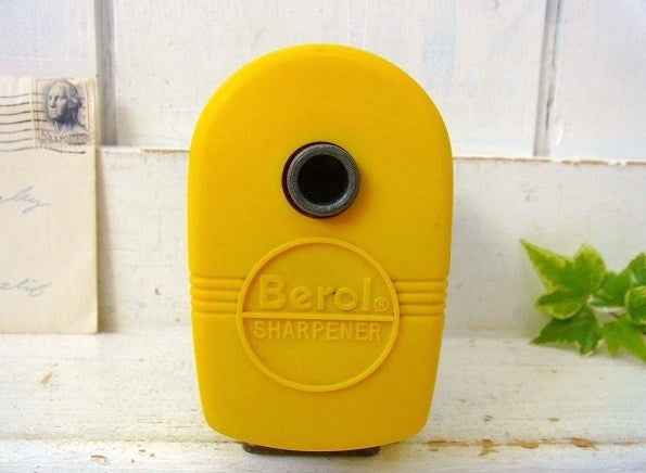 【Berol】イエローの小さなヴィンテージ・ペンシルシャープナー/鉛筆削り USA