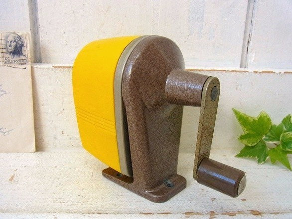 【Berol】イエローの小さなヴィンテージ・ペンシルシャープナー/鉛筆削り USA