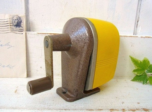 【Berol】イエローの小さなヴィンテージ・ペンシルシャープナー/鉛筆削り USA