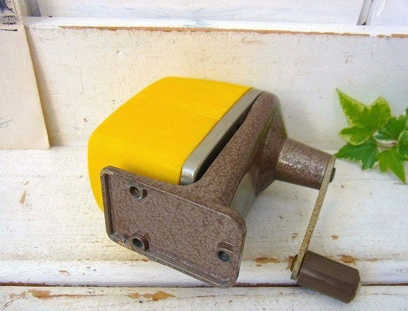 【Berol】イエローの小さなヴィンテージ・ペンシルシャープナー/鉛筆削り USA