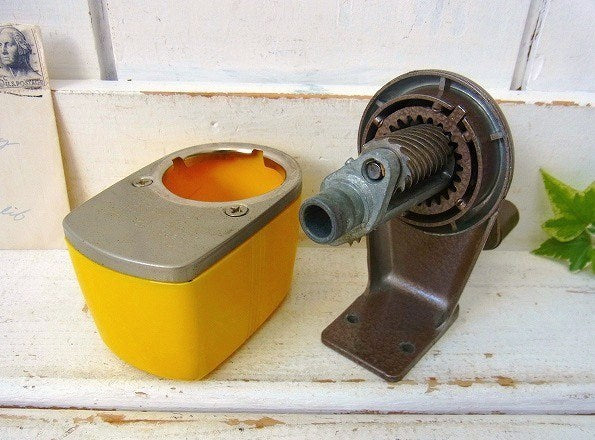 【Berol】イエローの小さなヴィンテージ・ペンシルシャープナー/鉛筆削り USA