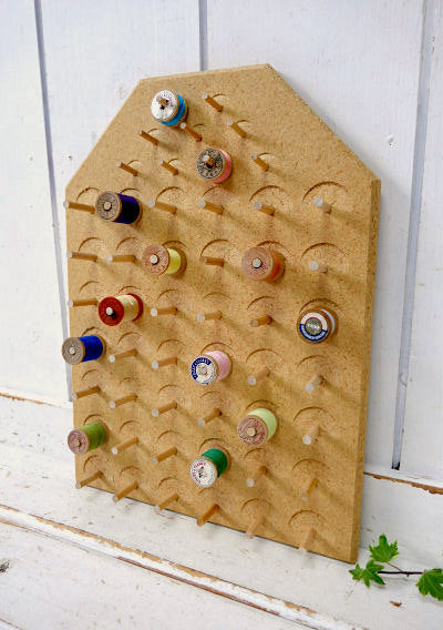 スプールホルダー 51個用・壁掛け式・木製・ヴィンテージ・糸巻き・ボビンホルダー・裁縫道具 USA