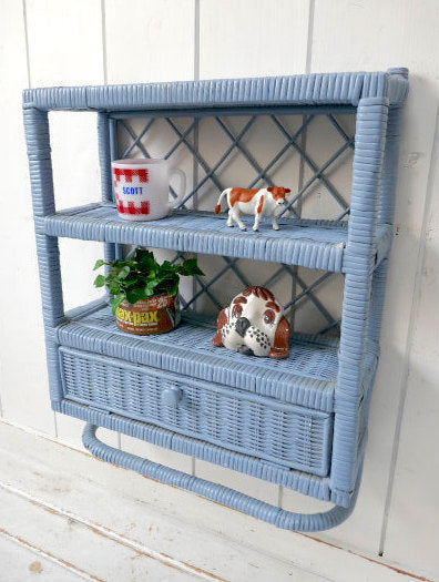 USA ウィッカーシェルフ 飾り棚 パウダーブルー 扉&タオルハンガー付き シャビー ヴィンテージ 家具