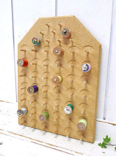 51個用 スプールホルダー 壁掛け式 木製 ヴィンテージ 糸巻き ボビンホルダー 裁縫道具 USA