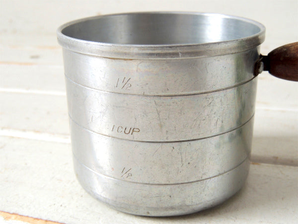 MIRRO社・アルミ×木製ハンドル・目盛り入り・ヴィンテージ・メジャーリングカップ・計量カップ