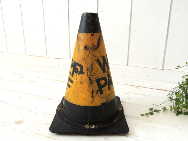 KEEP OFF・WET PAINTロードコーン・ロサンゼルス・ヴィンテージ 道路標識・サイン・看板