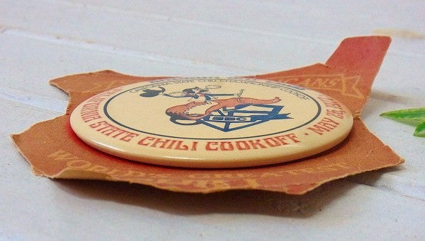 1977【CALIFORNIA STATE CHILI】台紙付き　ヴィンテージ・缶バッジ・USA