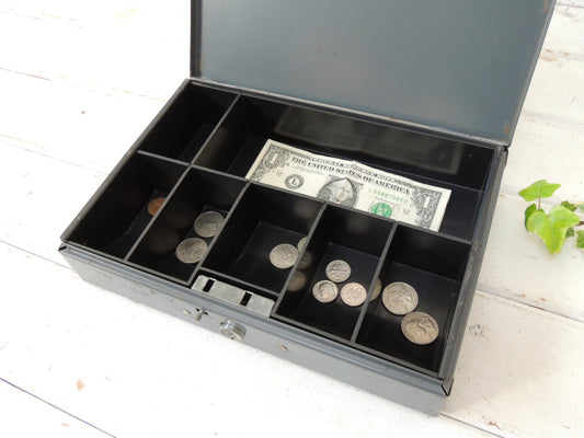 グレー色の工業系・仕切り付き・ヴィンテージ・キャッシュボックス/金庫/USA