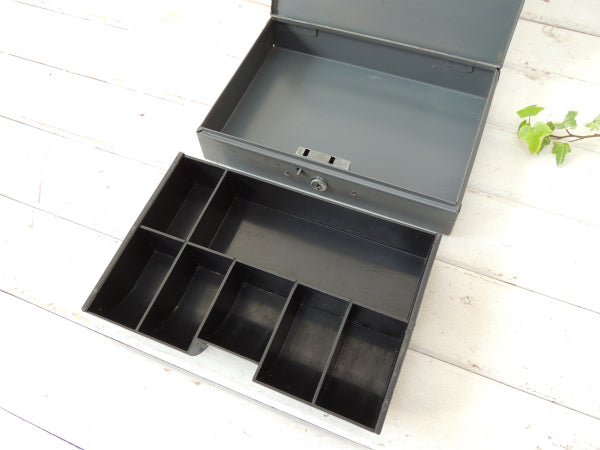 グレー色の工業系・仕切り付き・ヴィンテージ・キャッシュボックス/金庫/USA