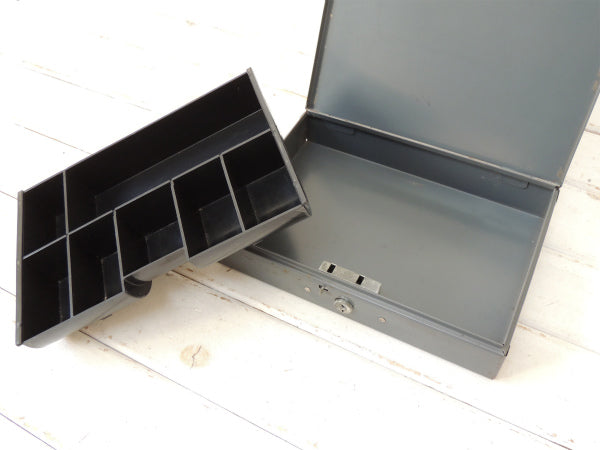 グレー色の工業系・仕切り付き・ヴィンテージ・キャッシュボックス/金庫/USA