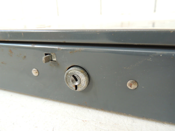 グレー色の工業系・仕切り付き・ヴィンテージ・キャッシュボックス/金庫/USA