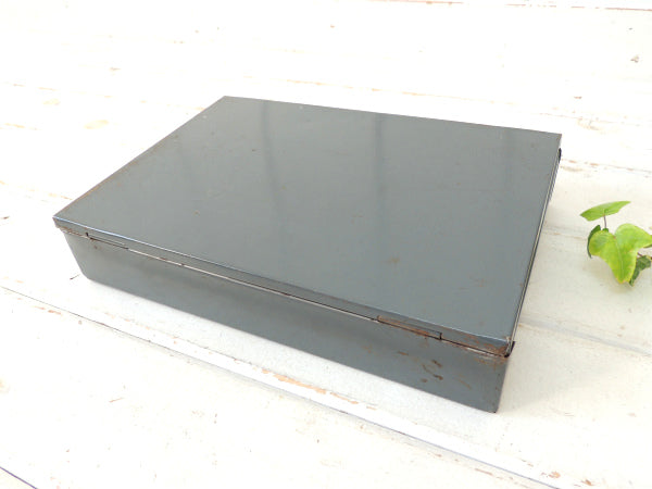 グレー色の工業系・仕切り付き・ヴィンテージ・キャッシュボックス/金庫/USA