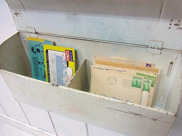 白色のシャビーな横型ヴィンテージ・メールボックス/ポスト/ウォールシェルフ USA