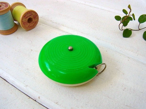 西ドイツ製・緑色の小さなアンティーク・メジャーテープ/巻尺　GERMANY