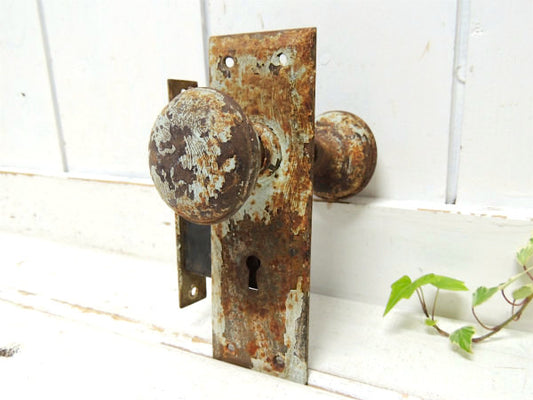 水色のペンキの剥がれたラッチバックセット・アンティーク・ドアノブ/ドアレバー/建材