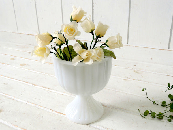 【ミルクガラス】ホワイトカラー・ヴィンテージ・脚付きフラワーベース・花器・コンポート器・花瓶 USA