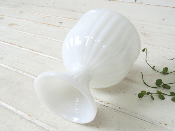 【ミルクガラス】ホワイトカラー・ヴィンテージ・脚付きフラワーベース・花器・コンポート器・花瓶 USA