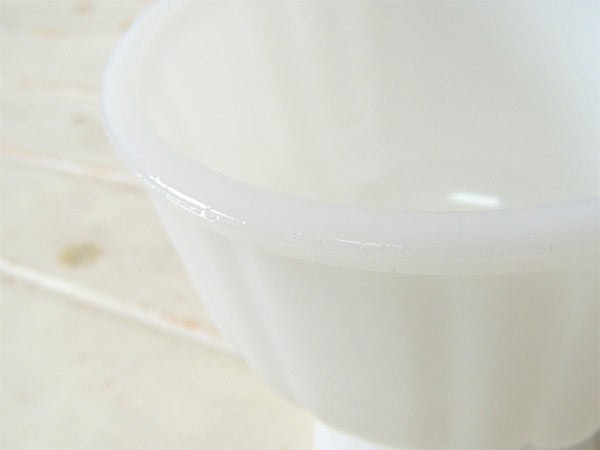 【ミルクガラス】ホワイトカラー・ヴィンテージ・脚付きフラワーベース・花器・コンポート器・花瓶 USA