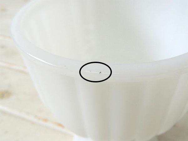 【ミルクガラス】ホワイトカラー・ヴィンテージ・脚付きフラワーベース・花器・コンポート器・花瓶 USA