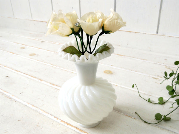 【フリルカット】ホワイトカラー・ミルクガラス製・ヴィンテージ・フラワーベース・花器・花瓶 USA