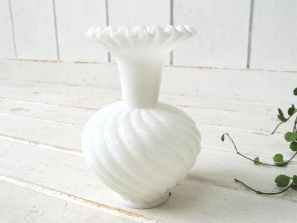 【フリルカット】ホワイトカラー・ミルクガラス製・ヴィンテージ・フラワーベース・花器・花瓶 USA