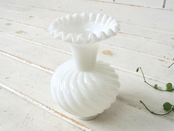 【フリルカット】ホワイトカラー・ミルクガラス製・ヴィンテージ・フラワーベース・花器・花瓶 USA