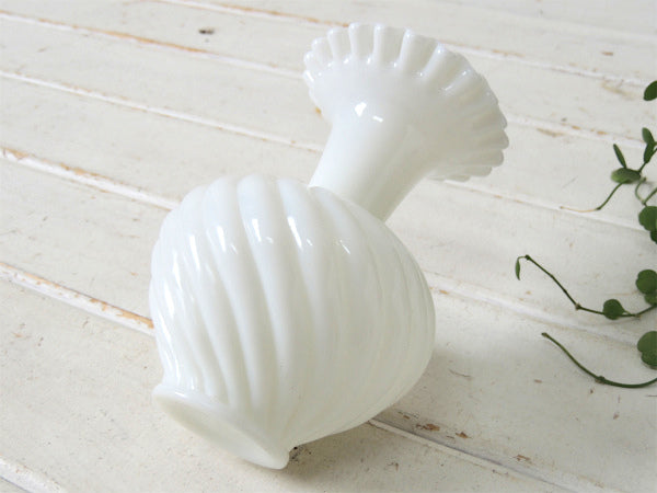 【フリルカット】ホワイトカラー・ミルクガラス製・ヴィンテージ・フラワーベース・花器・花瓶 USA