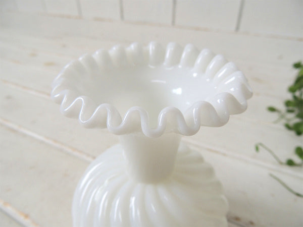 【フリルカット】ホワイトカラー・ミルクガラス製・ヴィンテージ・フラワーベース・花器・花瓶 USA